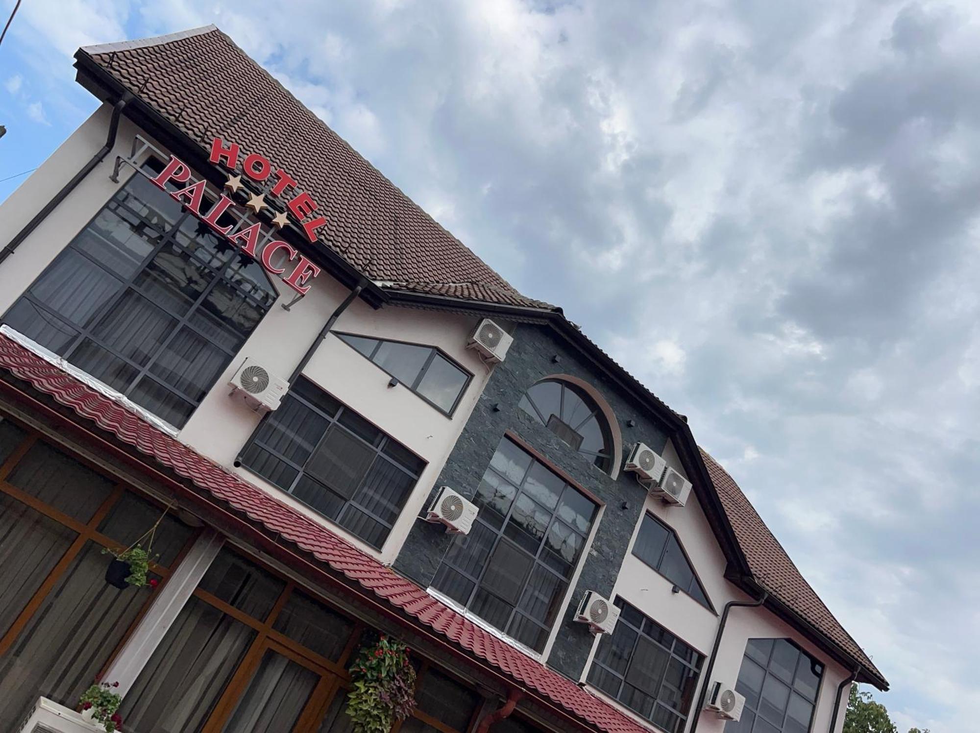Hotel Palace Târgu Jiu Dış mekan fotoğraf
